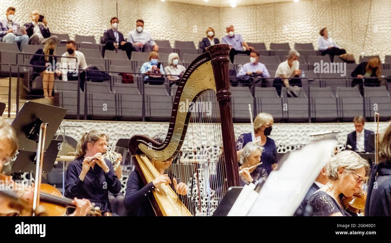 Hamburg, Deutschland. Mai 2021. Das Orchester der Elbphilharmonie bereitet sich vor, während zahlreiche Zuschauerplätze aufgrund der Coronapandemie unbesetzt bleiben. Nach einer siebenmonatigen Pause aufgrund der Corona-Pandemie gibt das Orchester sein erstes Konzert vor Publikum. Auf dem Programm steht das Abschlusskonzert der Trilogie „Song of America: A Festing of Black Music“. Quelle: Markus Scholz/dpa/Alamy Live News Stockfoto