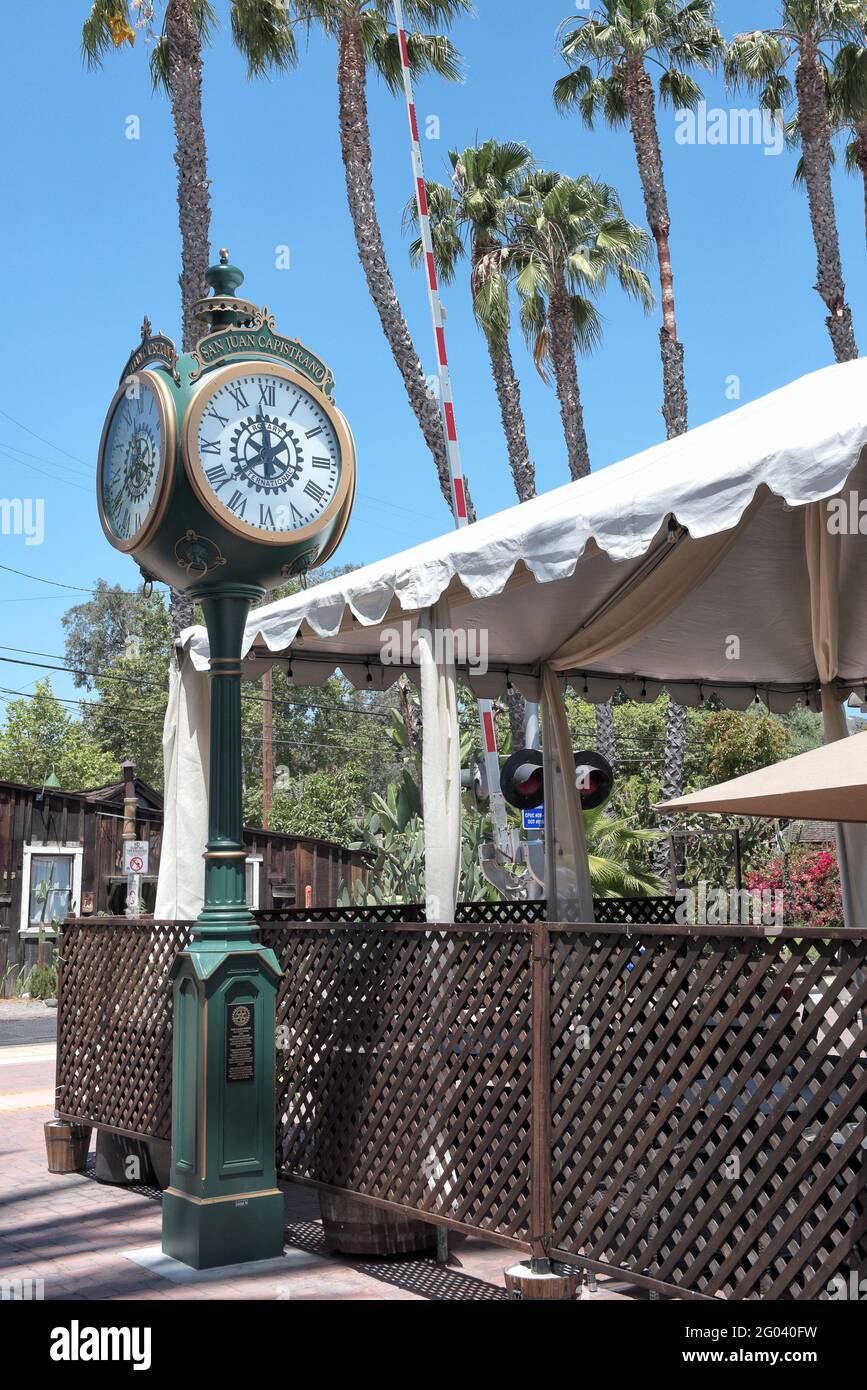 SAN JUAN CAPISTRANO, KALIFORNIEN - 27. MAI 2021: Eine viergesichtige Uhr, die vom Rotary Club gestiftet wurde, befindet sich neben dem Trevors at the Tracks Outdoor Dining A Stockfoto