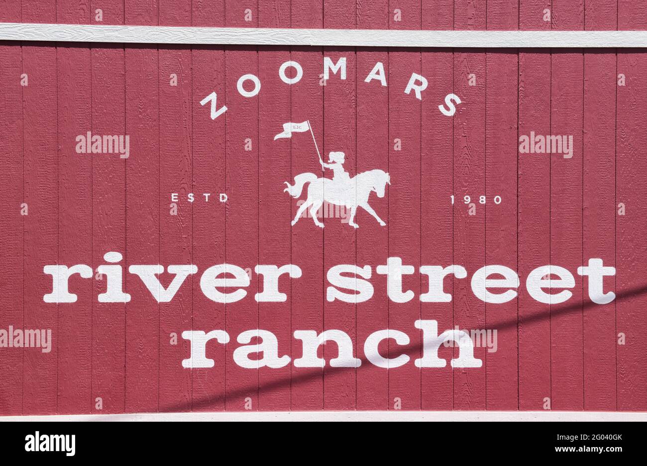 SAN JUAN CAPISTRANO, KALIFORNIEN - 27. MAI 2021: Unterschreiben Sie auf der Barm bei Zoomars River Street Ranch A Petting Zoo im Los Rios Historic District der Stadt. Stockfoto