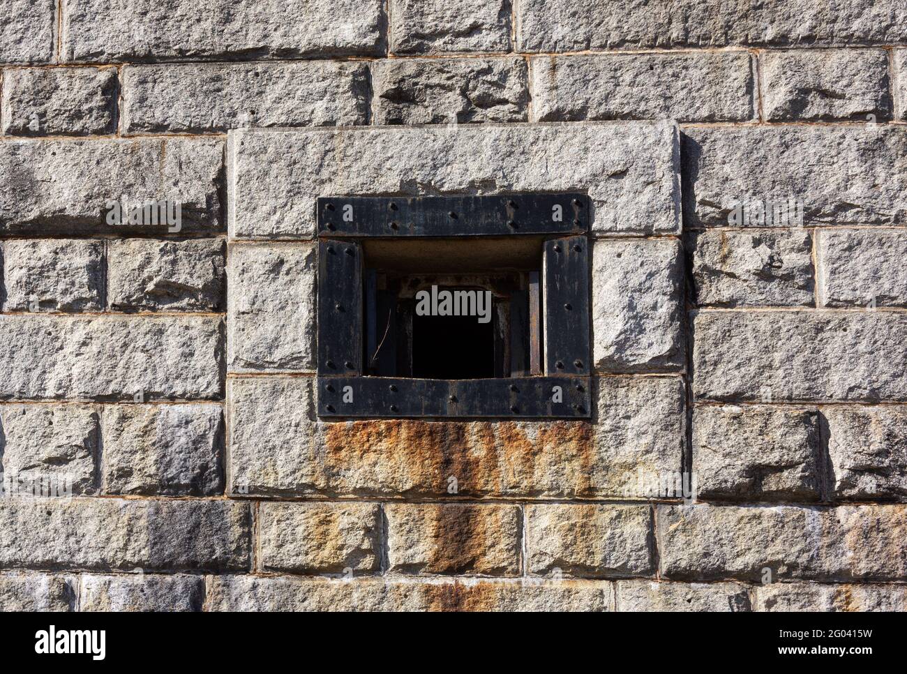 Öffnung für eine Kanone an der Seite einer alten amerikanischen Festung im Morgenlicht. Stockfoto