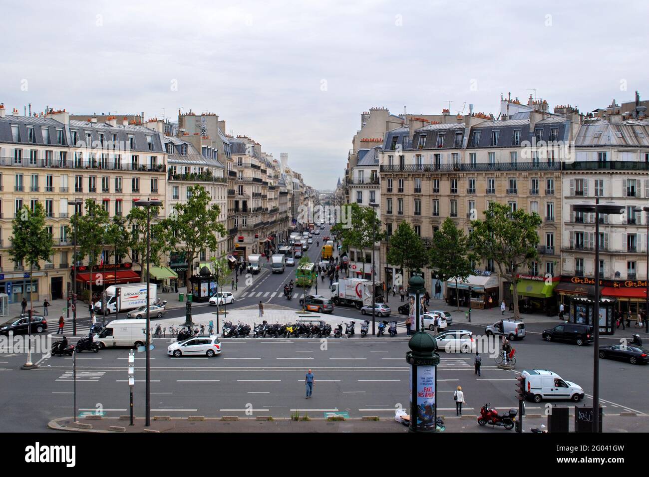 Paris, Frankreich, 19. Juni: Blick auf den Platz an der Kreuzung von Rue Rennes und Boulevard Montparnasse am 19. Juni 2012 in Paris. Aus der Serie lif Stockfoto