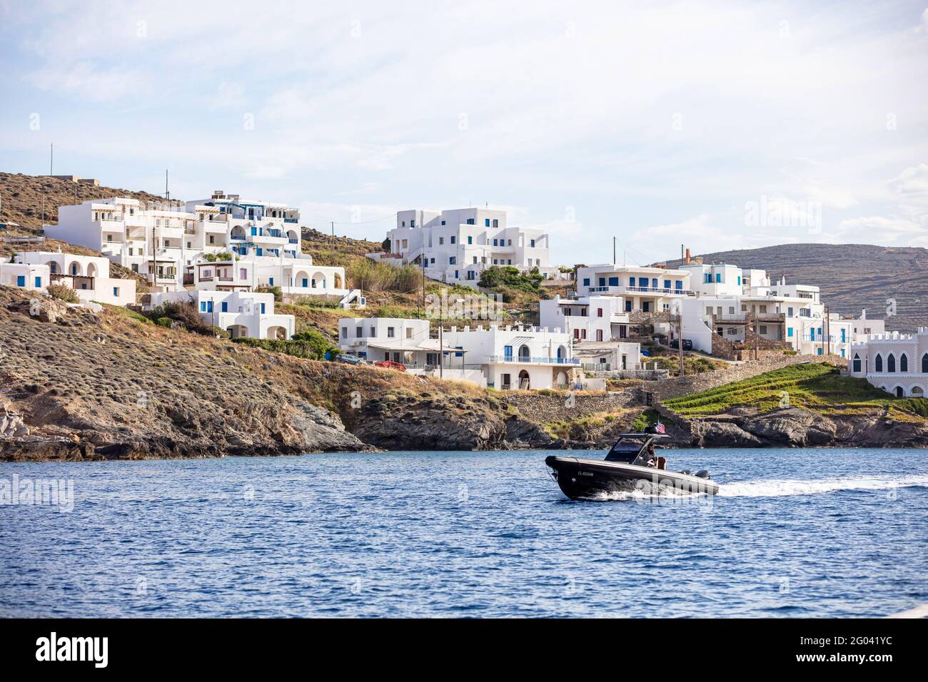 Griechenland, Kythnos. 15.Mai 2021. Aufblasbares Schnellboot in schwarzer Farbe Kreuzfahrt in der Ägäis. Hintergrund des kykladischen Dorfes Loutra. Stockfoto