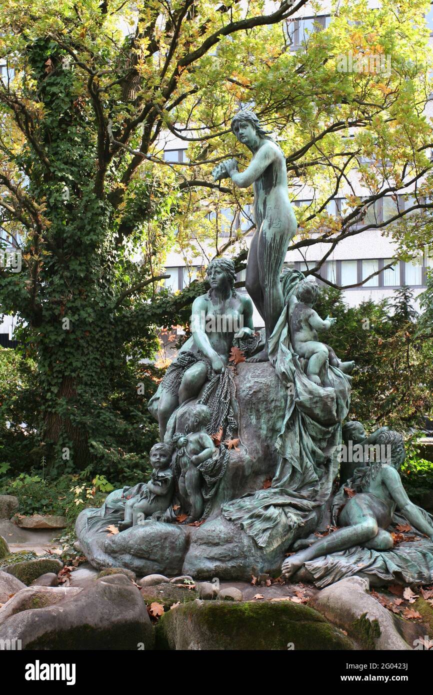 Eine Gruppe von Nymphen am Brunnen im Karlsruher Nymphengarten (Nymphen garten) von Heinrich Weltring, die 1891 gegründet wurde Stockfoto