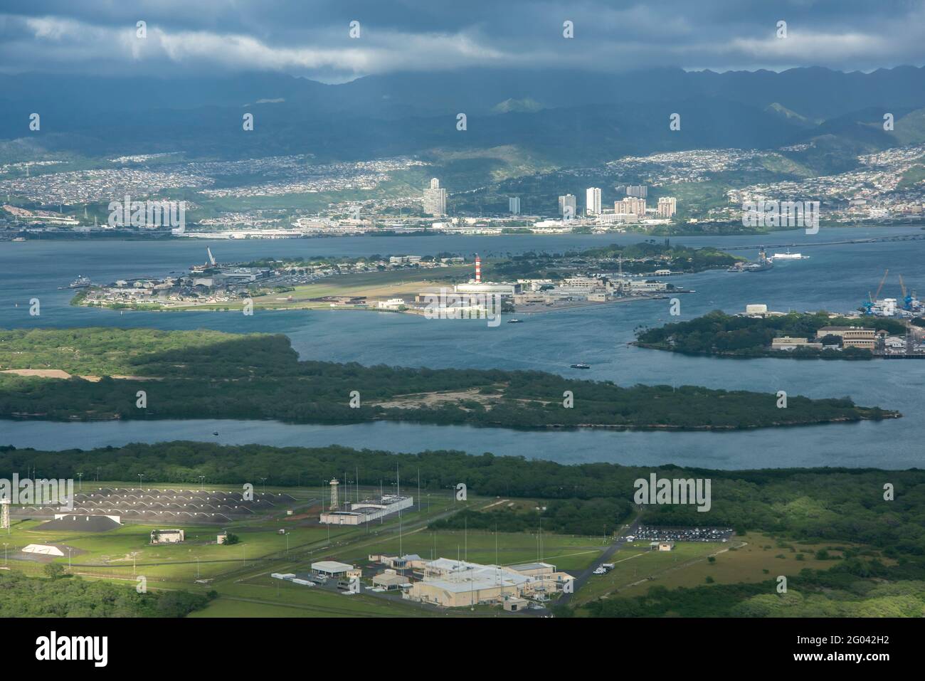Luftaufnahme von Honolulu Hawaii mit Ford Island in der Mitte und Ewa Beach im Vordergrund. Stockfoto