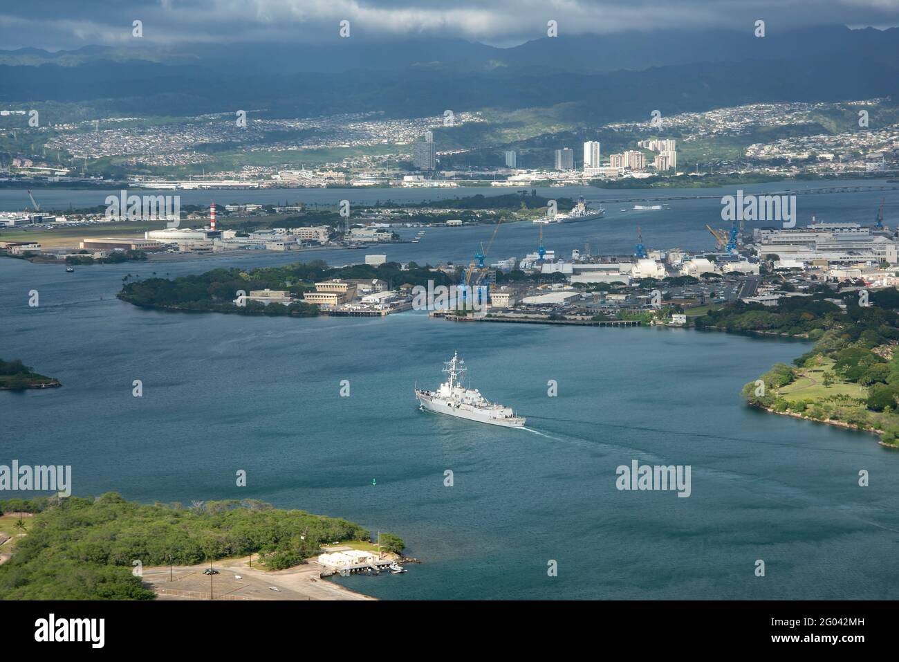 Luftaufnahme von Honolulu Hawaii mit Ford Island in der Mitte. Und der Naval Station Pearl Harbor Stockfoto