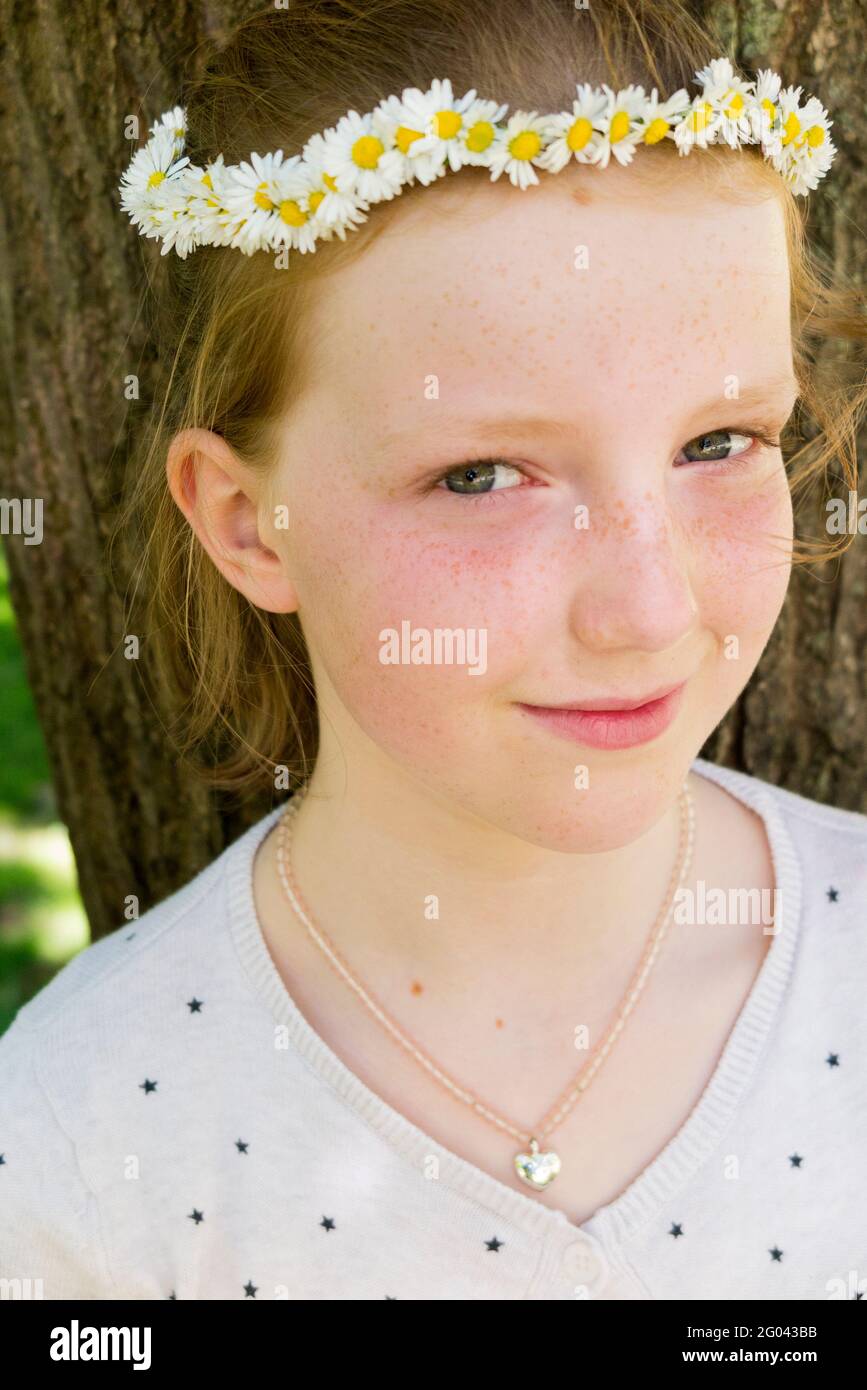 Elfjähriges Mädchen mit einer Gänseblümchen-Kette auf dem Kopf in Form einer Krone. VEREINIGTES KÖNIGREICH. (123) Stockfoto