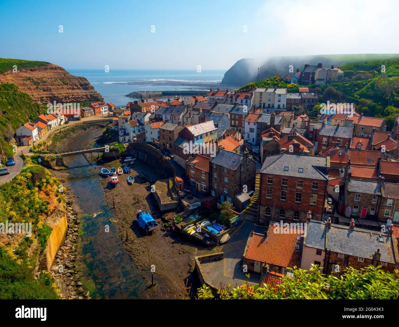 Blick seewärts über den Hafen von der North Yorkshire Dorf Staithes mit Cowbar auf der Nordseite von Roxby Beck Stockfoto