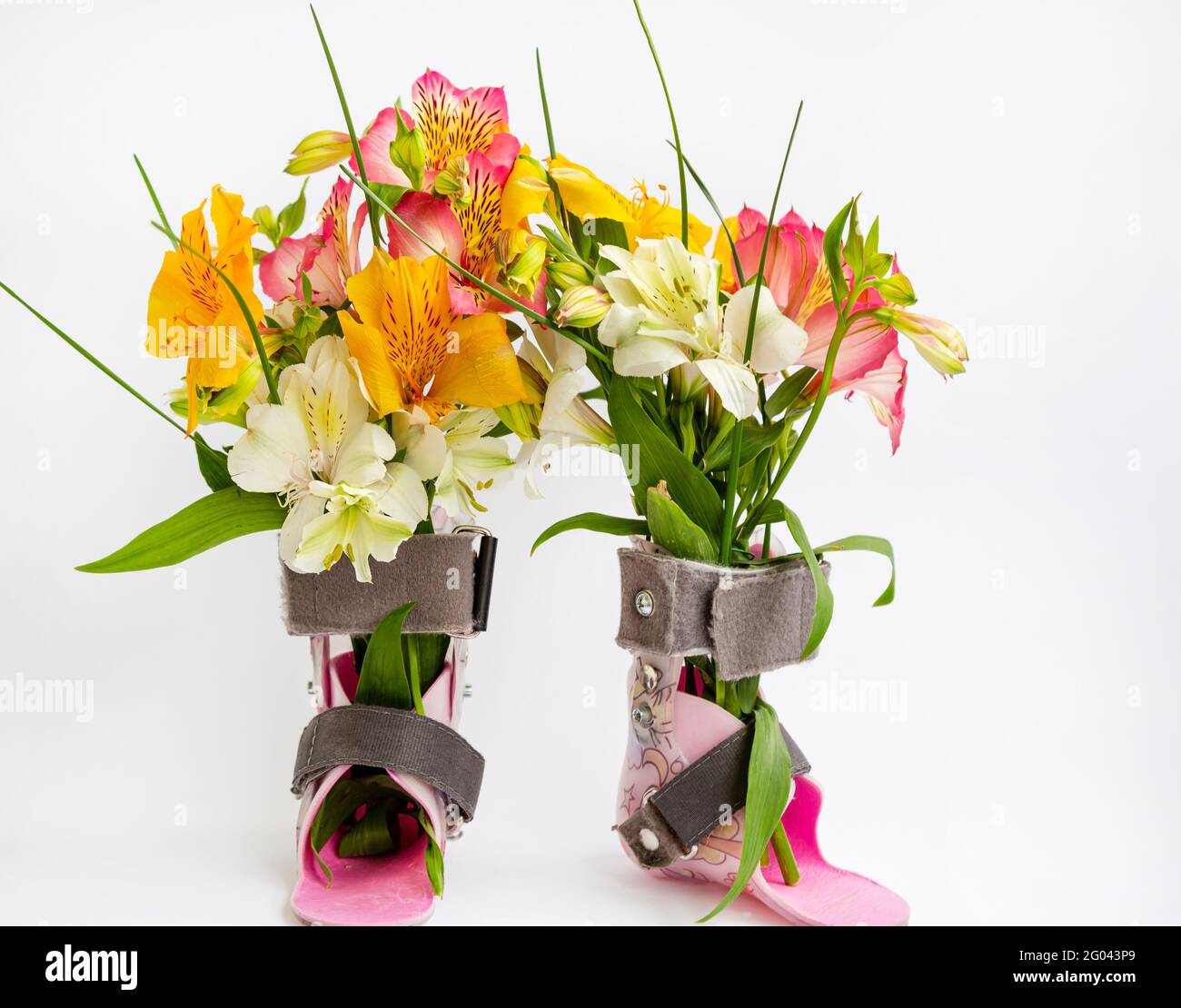 Porträt mit Orthese und Blumen. Alstroemeria Blume. Orthesen für Kinder. Menschen mit besonderen Bedürfnissen. Stockfoto