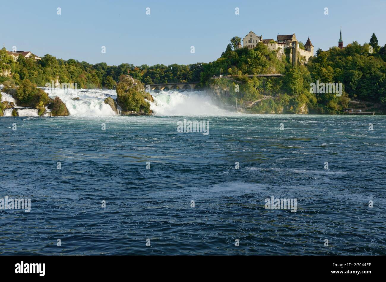 rheinfall schaffhausen schweiz beeindruckender Wasserfall am späten Nachmittag bei Golden Stunde Burg laufen in warmen Sonnenlicht beliebte Touristenattraktion Stockfoto