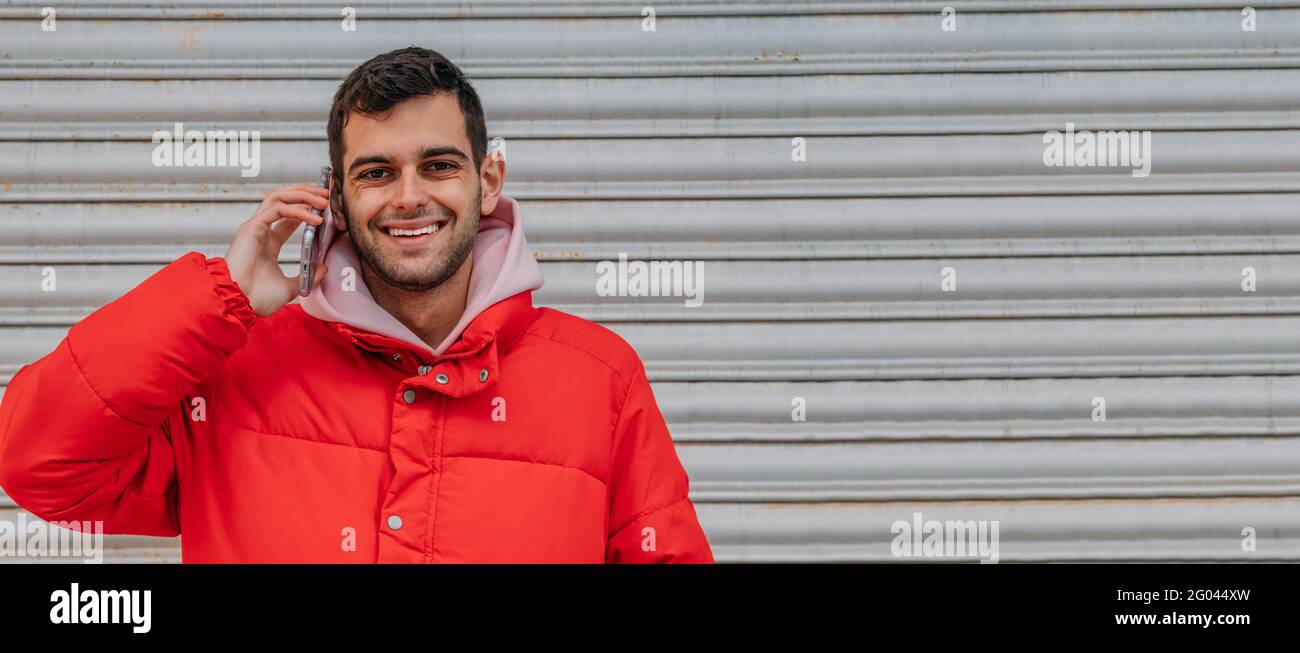 junger Mann telefonieren mit dem Handy Stockfoto