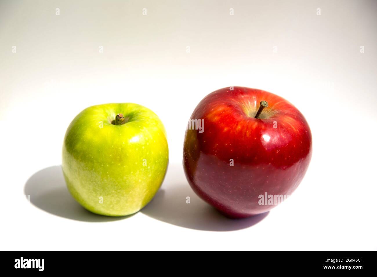 Grüner und roter Apfel isoliert auf weißem Hintergrund mit Ausschnitt Pfad und glänzende Reflexionen Stockfoto