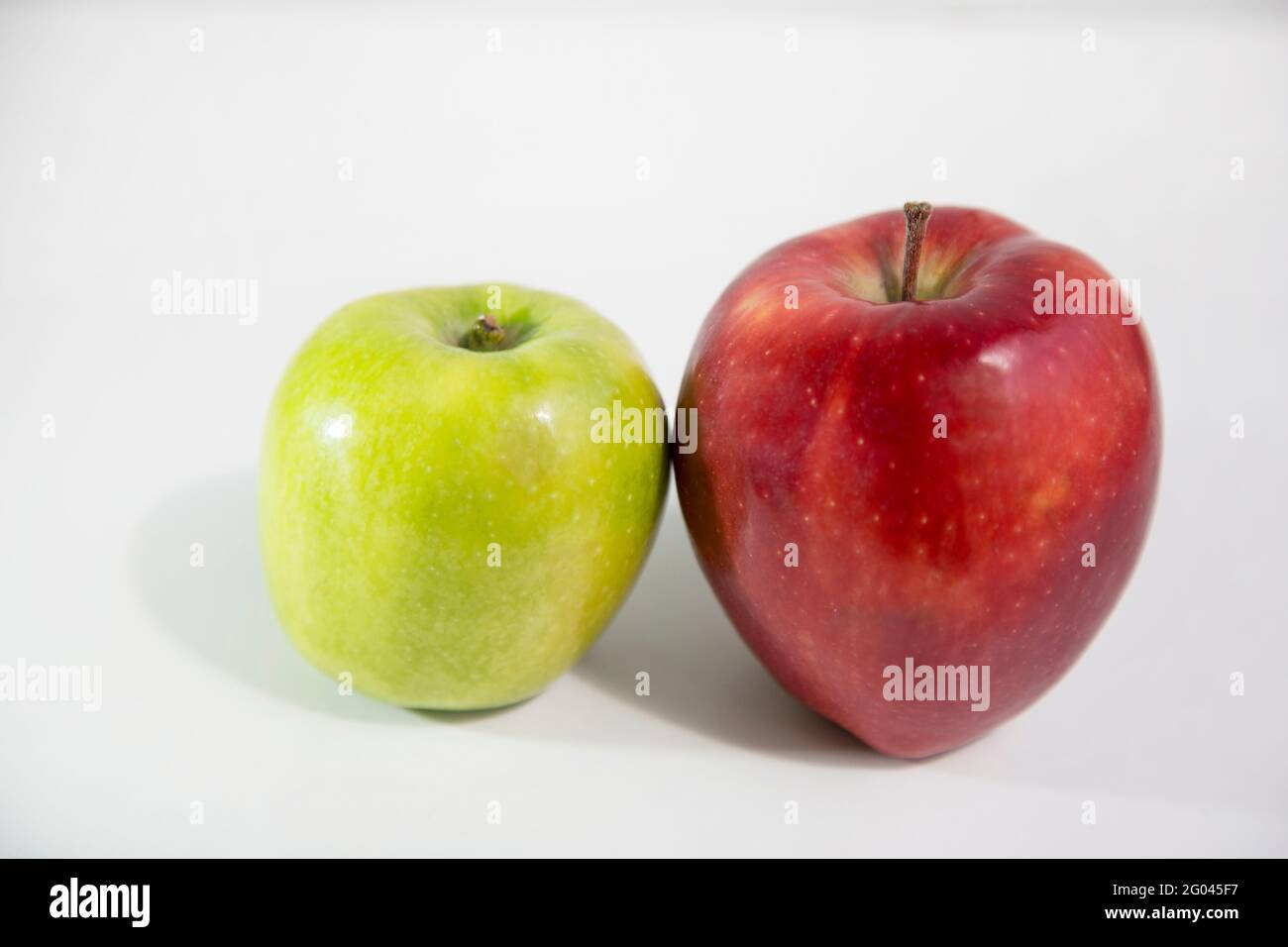 Grüner und roter Apfel isoliert auf weißem Hintergrund mit Ausschnitt Pfad und glänzende Reflexionen Stockfoto