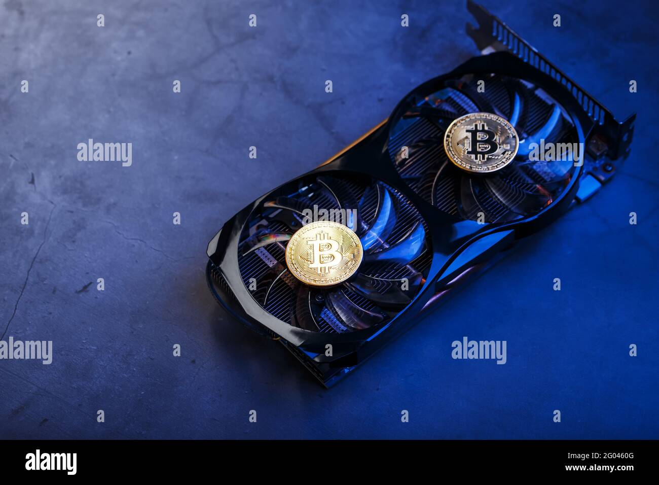 Gold Bitcoin auf dem Grafikkarten-Kühler auf einem dunklen Hintergrund  Draufsicht. Das Konzept des Mining und Mining von Kryptowährung, dem Gerät  eines Kryptocurrencs Stockfotografie - Alamy