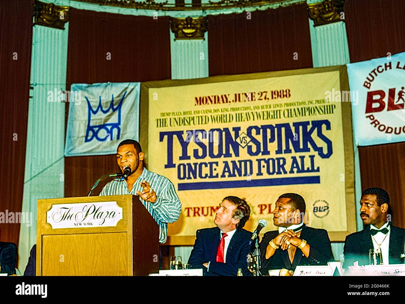 Pressekonferenz zu Mike Tyson gegen Michael Spinks Titelkampf in der Schwergewichtsmeisterschaft, bei dem Tyson in 91 Sekunden in der ersten Runde gewann.(L-R),Mike Tyson, Donald Trump, Butch Lewis, Michael Spinkx. Stockfoto