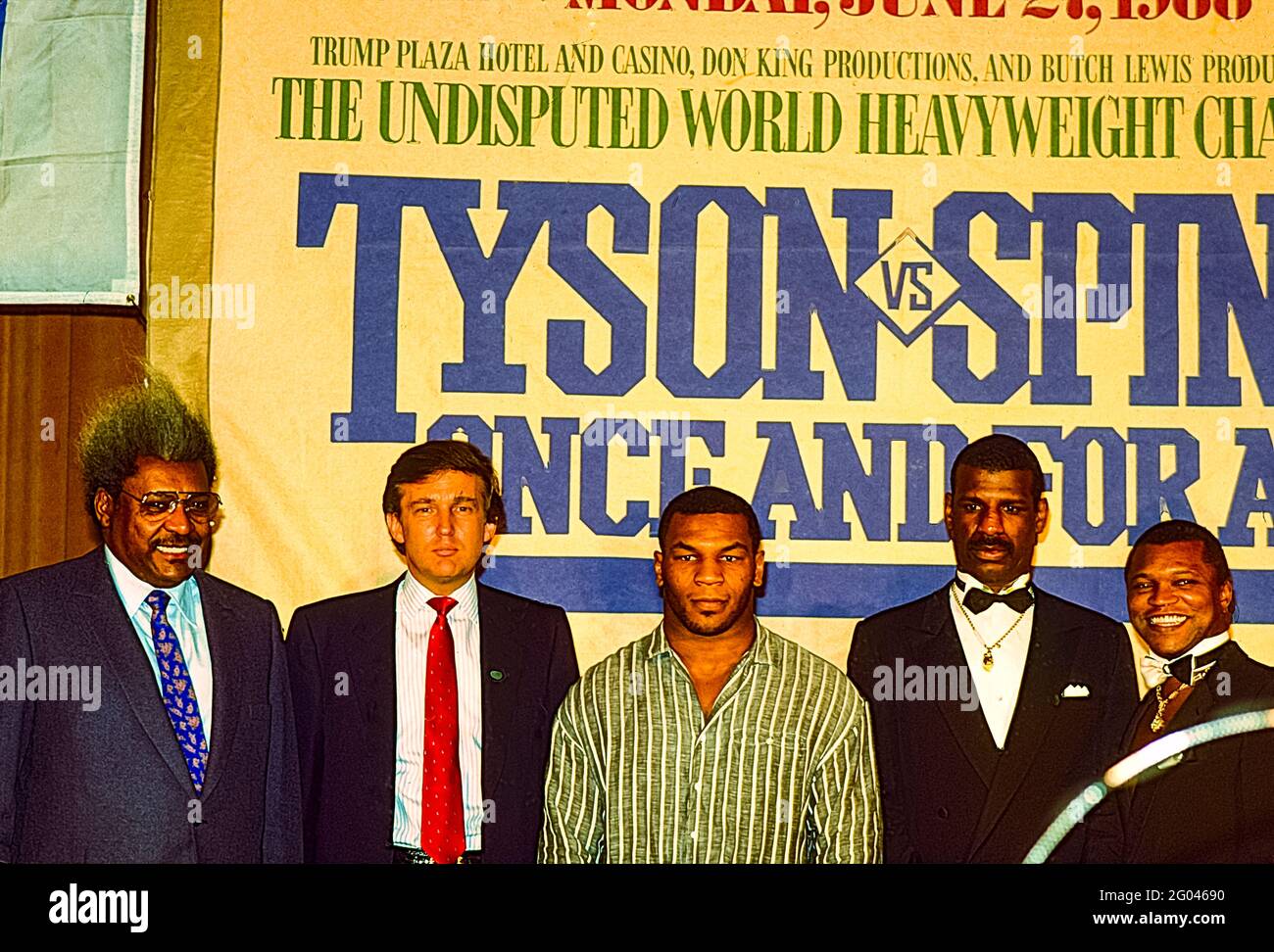 Pressekonferenz zu Mike Tyson gegen Michael Spinks Titelkampf in der Schwergewichtsmeisterschaft, bei dem Tyson in 91 Sekunden in der ersten Runde gewann.(L-R) Don King, Donald Trump, Mike Tyson, Michael Spinkx, Butch Lewis. Stockfoto