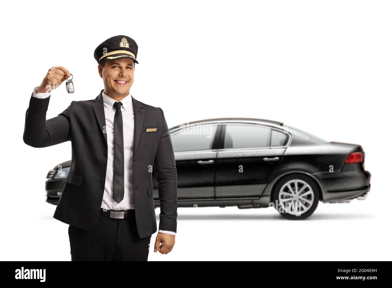 Professioneller Chauffeur mit einem schwarzen Auto, das steht und einen hält Taste auf weißem Hintergrund isoliert Stockfoto