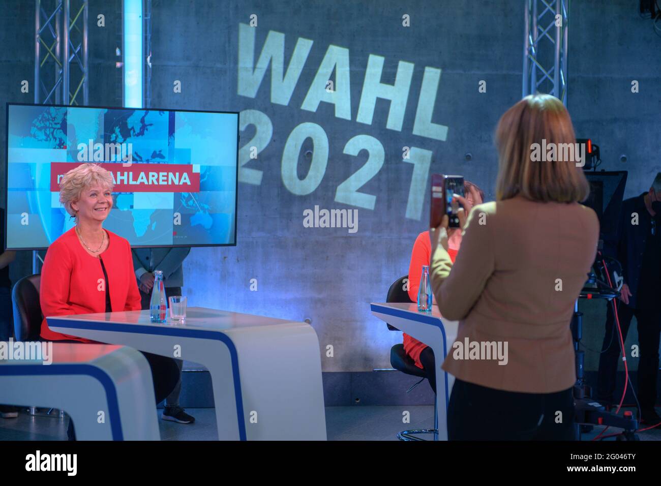 Magdeburg, Deutschland. Mai 2021. Eva von Angern, Spitzenkandidatin der Partei 'die Linke', fotografiert Cornelia Lüddemann, Spitzenkandidatin des Bündnisses 90/die Grünen für die Landtagswahl in Sachsen-Anhalt, im Studio der MDR-Wahl-Arena im MDR-Landesfunkhaus. Die Landtagswahl ist für den 6. Juni 2021 geplant. Quelle: Klaus-Dietmar Gabbert/dpa-Zentralbild/dpa/Alamy Live News Stockfoto