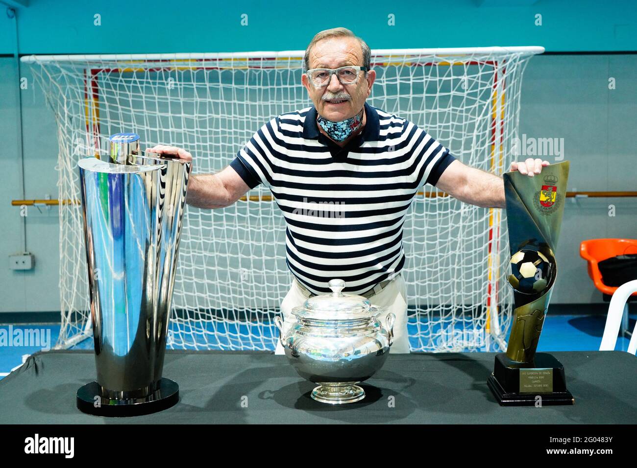 Manolo Rincon posiert mit EHF-EM-Trophäe, Copa de la Reina-Trophäe und Supercopa de España-Trophäe während Rincon FERTILIDAD Malaga gegen CBM Elche-Spiel der Liga Guerreras Iberdrola 2020/21 in Pabellon El Limon. (Endergebnis: Rincon FERTILIDAD Malaga 25:26 CBM Elche). Stockfoto