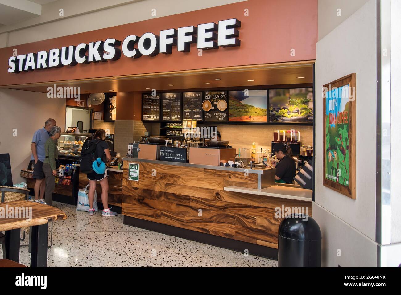 Honolulu, Hawaii. Internationaler Flughafen Daniel K. Inouye. Gäste warten auf ihre Bestellung von Kaffee bei Starbucks am Flughafen. Stockfoto