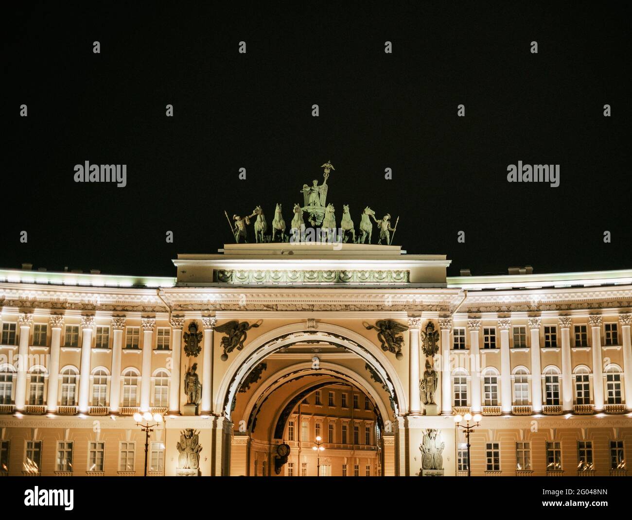 Saint-Petersburg, Russland, 03. September 2020: Nachtansicht des 'Chariot of Glory'-Denkmals auf dem Gebäude des Generalstabs. Stockfoto