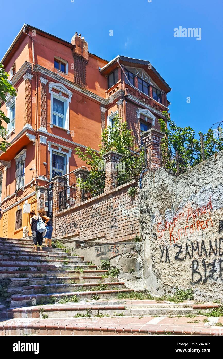 ISTANBUL, Türkei - 27. JULI 2019: Typische Straße und Gebäude in Balat Bezirk in der Stadt Istanbul, Türkei Stockfoto