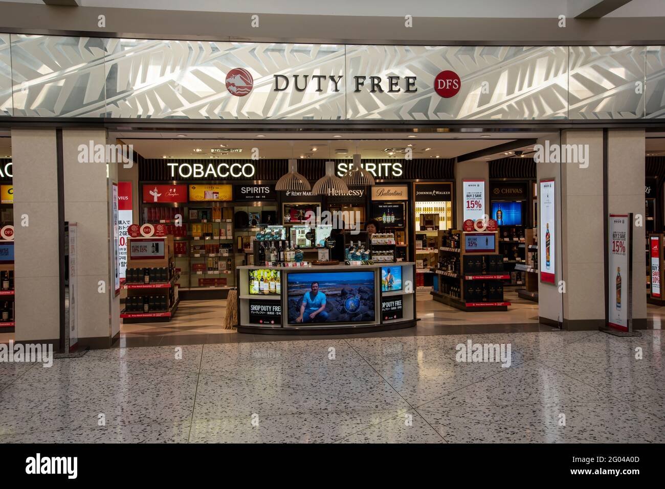 Honolulu, Hawaii. Internationaler Flughafen Daniel K. Inouye. Reisende, die in einem Duty-Free-Shop am Flughafen einkaufen. Stockfoto