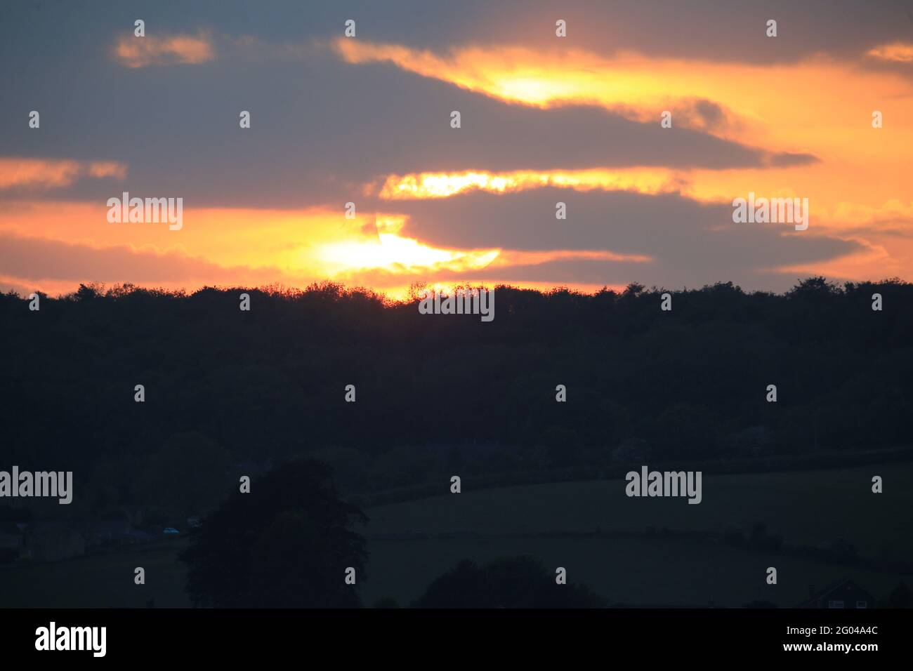 Stroud, Großbritannien, 31. Mai 2021. Wetter in Großbritannien. Ein wunderschöner oranger Sonnenuntergang über den Randwick-Wäldern in Stroud nach einem heißen Feiertag am Montag. Gloucestershire. Kredit: Gary Learmonth / Alamy Live Nachrichten Stockfoto