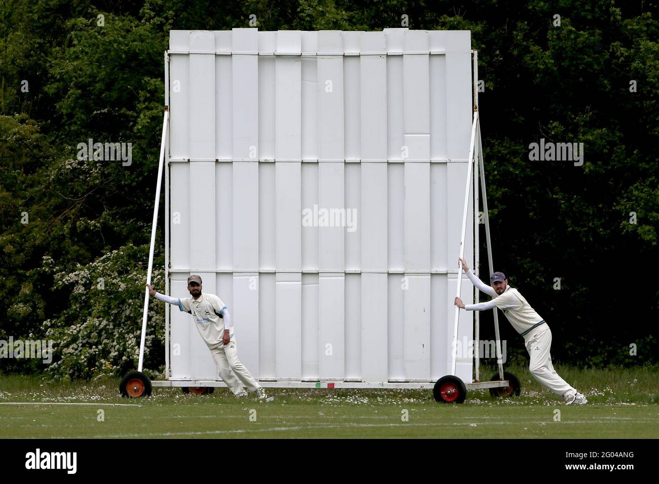 Der Schaubildschirm wird während des Goresbrook CC (Fielding) gegen Barking CC, Hamro Foundation Essex League Cricket im May & Baker Sports Club am 22. Mai verschoben Stockfoto