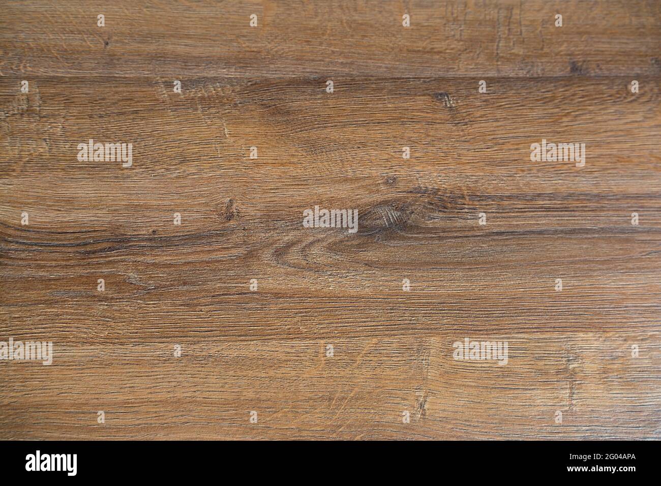 Foto eines braunen Baumes. Holzstruktur. Knoten auf einer Holzbasis. Horizontale Struktur. Holzfurnier aus Eichenholz. Stockfoto