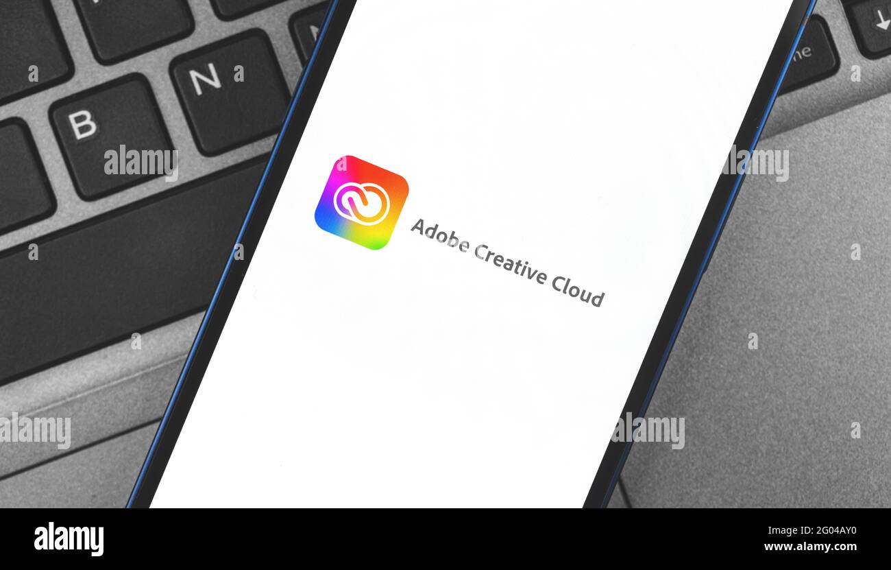 Kharkov, Ukraine - 28. Mai 2021: Adobe Creative Cloud-App lauch Titelbild Nahaufnahme, mobile Adobe Services-Anwendung Stockfoto