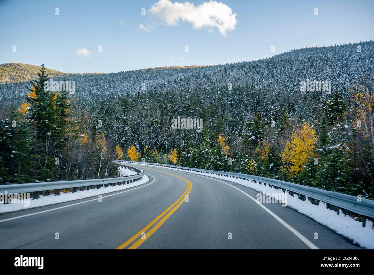 Herbst Ahorn und Winter schneebedeckten kurvenreichen Straße mit ersten Schnee Staubbäume auf den Bergen in Vermont laden Touristen ein und Reisende, die das besuchen Stockfoto