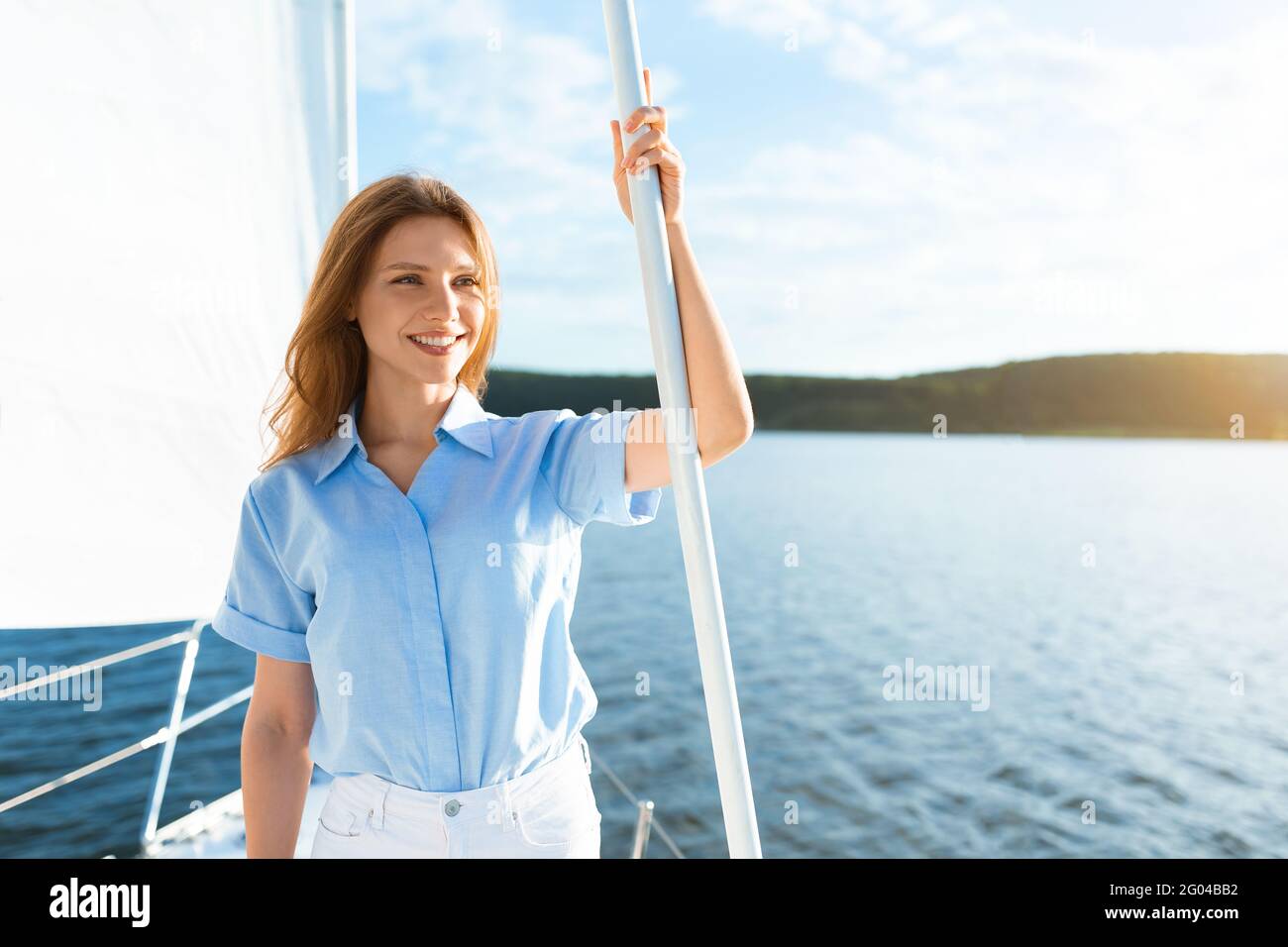 Lady Sailing On Sailboat Stehend Auf Deck Genießen Yacht-Fahrt Stockfoto