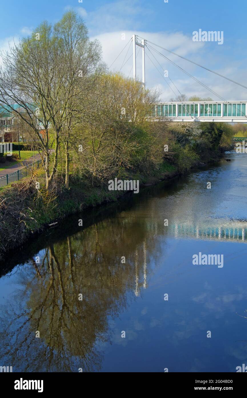 Großbritannien, South Yorkshire, Sheffield, Meadowhall, Fußgängerbrücke über den Fluss Don. Stockfoto