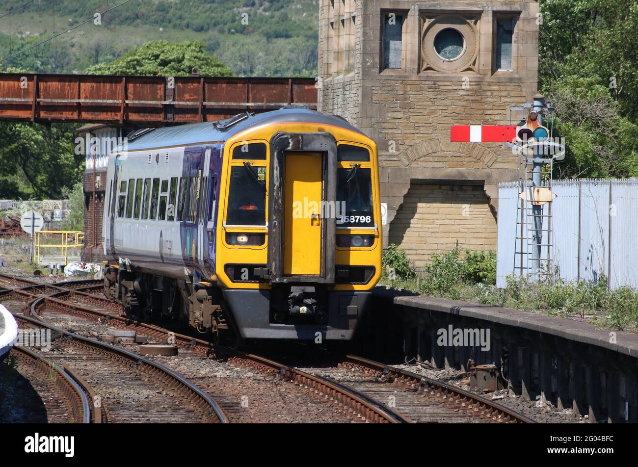 Express-Sprinter der Baureihe 158 mit zwei Wagen, dmu, Einheit 158 796, in nördlicher Lackierung, Ankunft am Bahnsteig 1 des Bahnhofs Carnforth am Montag, den 31. Mai 2021. Stockfoto