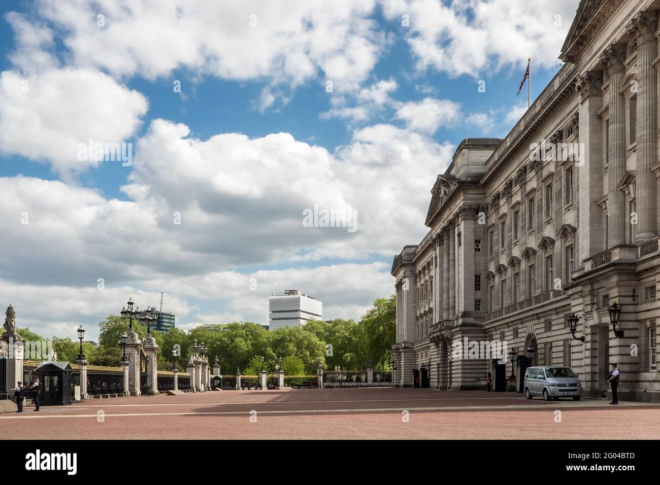 London, Großbritannien; 10. Mai 2018: Vor dem Buckingham Palast Stockfoto
