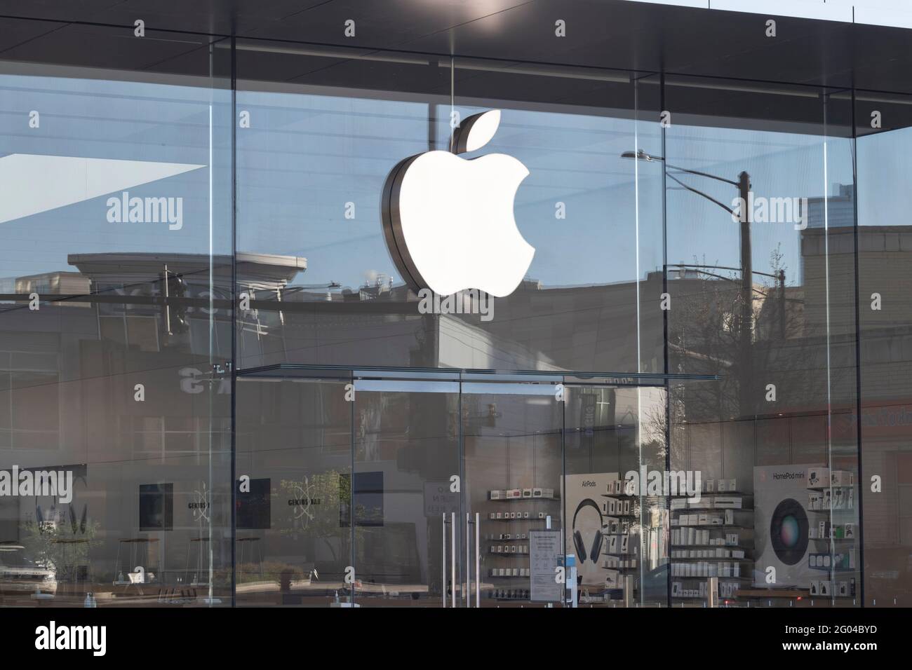 Chicago - Ca. Mai 2021: Apple Store Retail Mall Location. Apple verkauft und beliefert iPhones, iPads, iMacs und Macintosh-Computer. Stockfoto