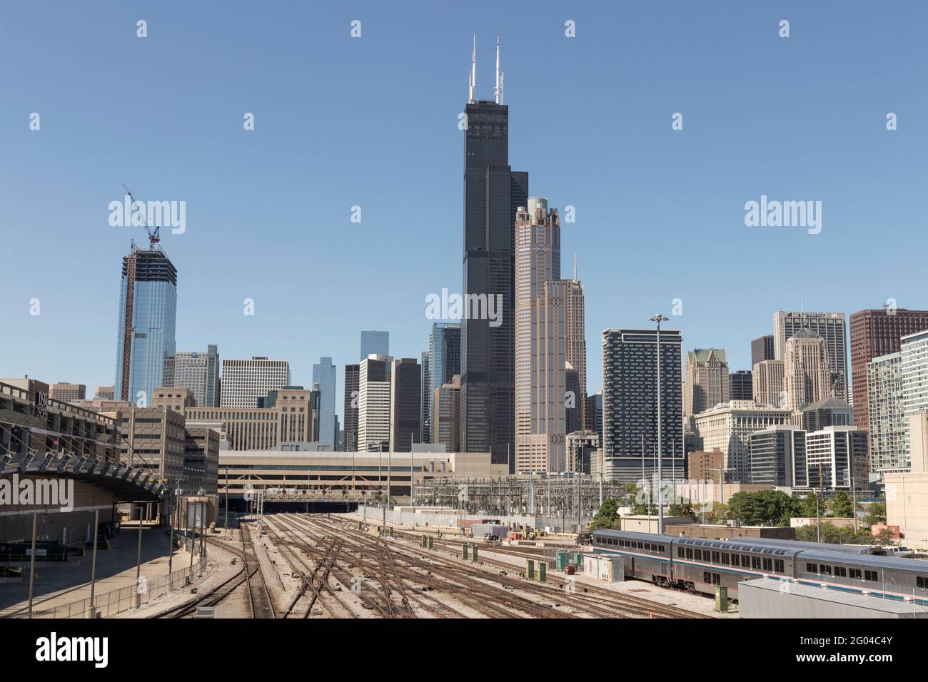 Chicago - ca. Mai 2021: Willis or Sears Tower und 311 South Wacker Drive vor dem Railroad-Hof. Stockfoto