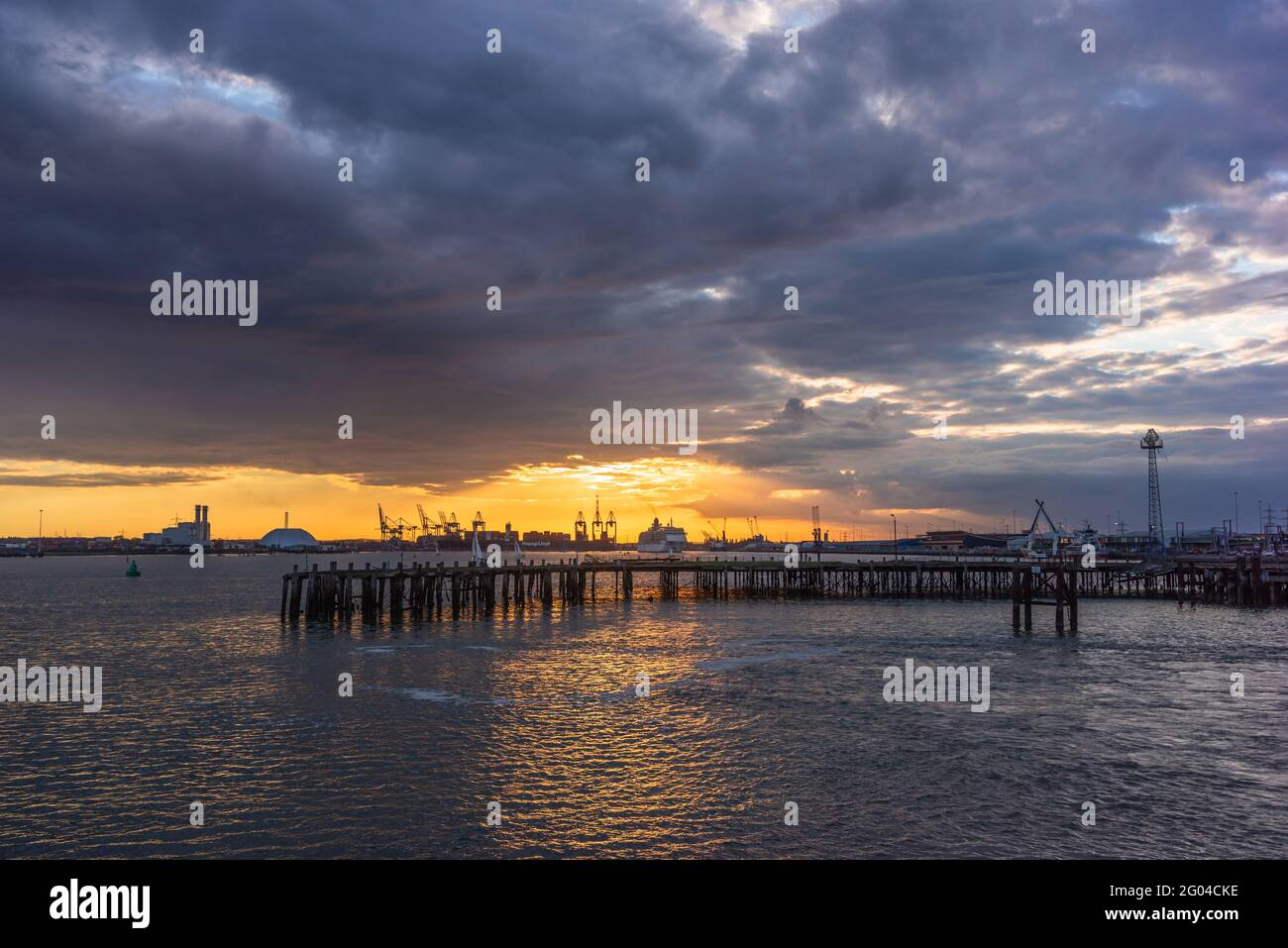 Southampton Docks bei Sonnenuntergang, verderbter Royal Pier am Hafen von Southampton, Hampshire, England, Großbritannien Stockfoto