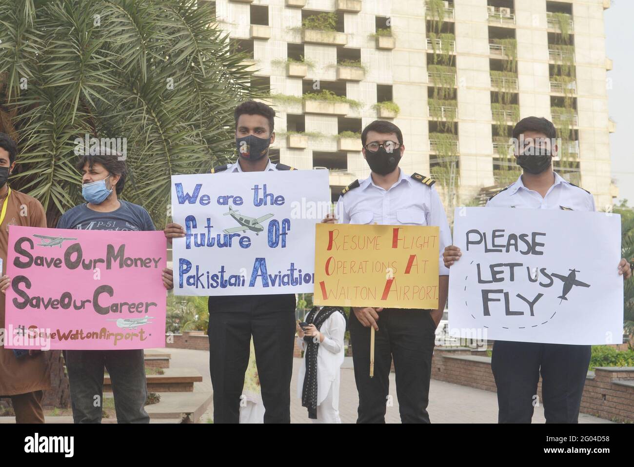 Lahore, Pakistan. Mai 2021. 200 studentische Piloten, 30 Bodenlehrer, 50 Flugingenieure, 50 Bodenpersonal des Walton Airport protestieren gegen die höher betroffenen Behörden der Regierung, da sie darum baten, das Flugverbot aufzuheben, bis und es sei denn, ein anderer Flughafen Muridke wird gegeben, was versprochen wurde. (Foto von Rana Sajid Hussain/Pacific Press) Quelle: Pacific Press Media Production Corp./Alamy Live News Stockfoto