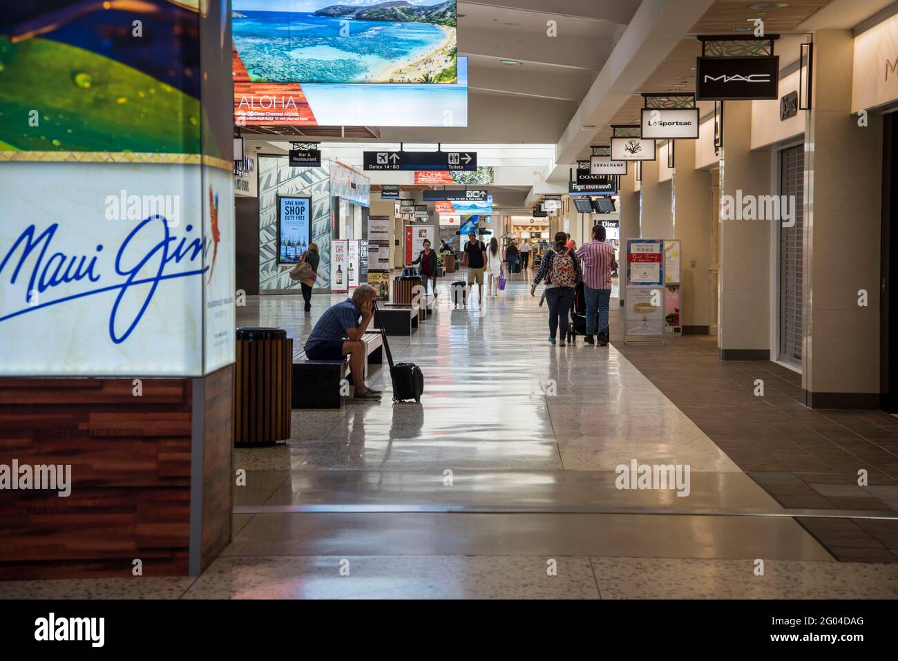 Honolulu, Hawaii. Internationaler Flughafen Daniel K. Inouye. Reisende, die durch die Flughafengebäude laufen. Stockfoto