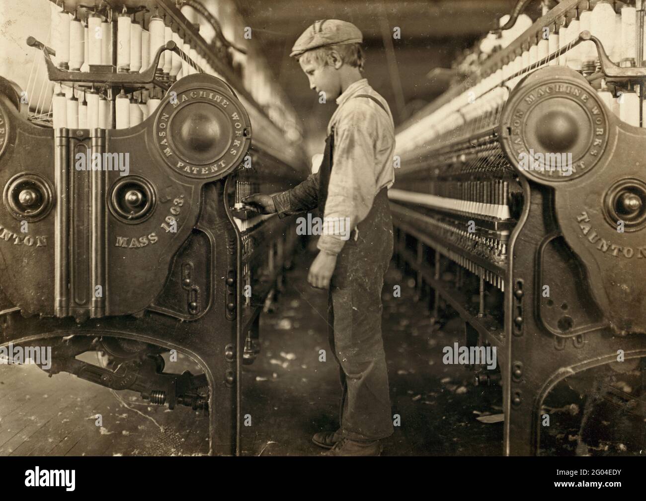 Kinderarbeit: Ein kleiner Junge, der als Doffer in einer Baumwollfabrik in North Carolina arbeitet Stockfoto