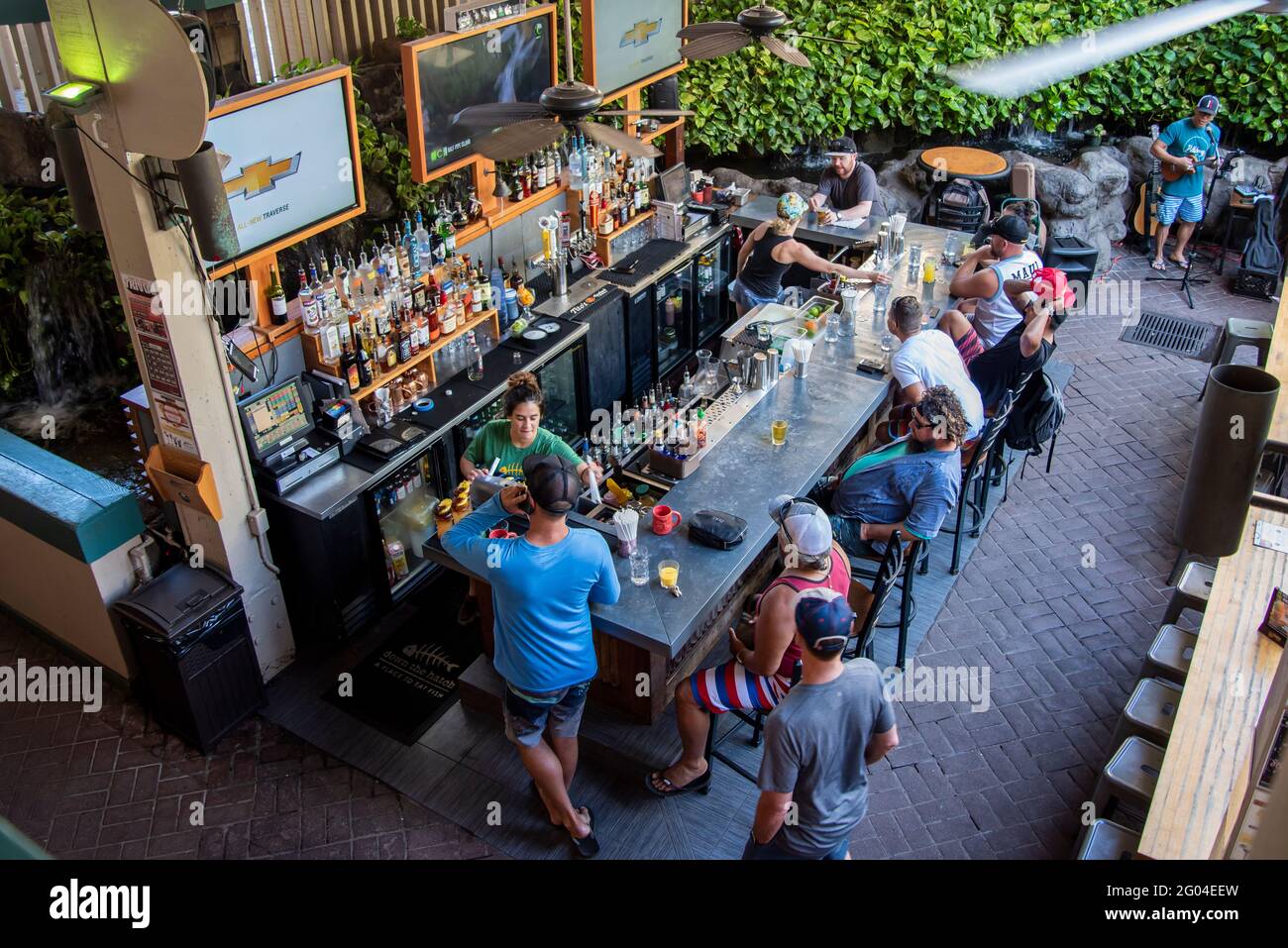 Lahaina, Maui, Hawaii. Belebte Barszene mit Leuten, die ihre Zeit in einem lokalen Pub genießen. Stockfoto
