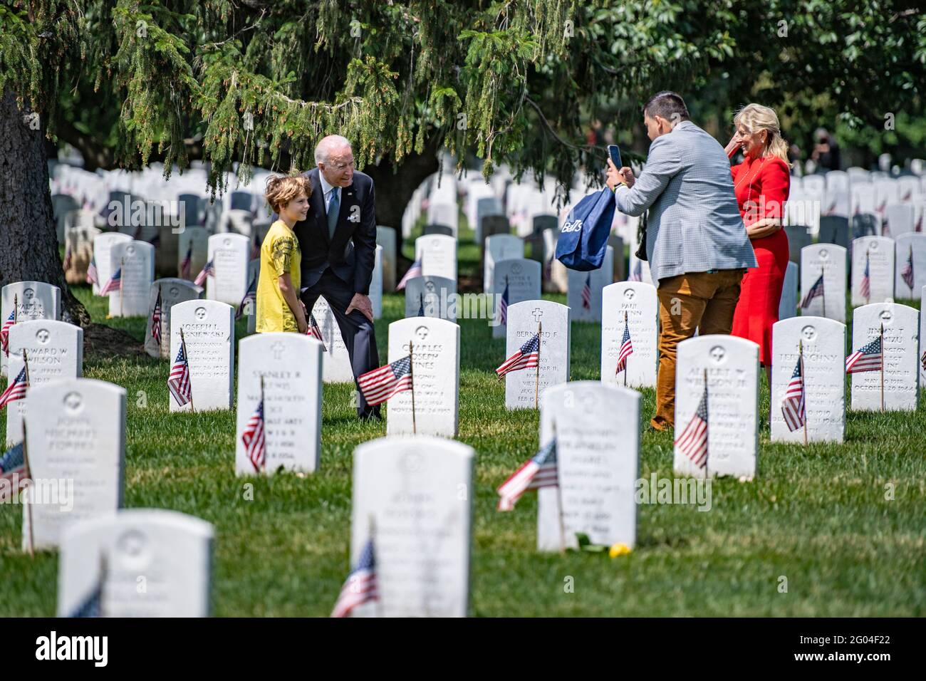 Arlington, Vereinigte Staaten Von Amerika. Mai 2021. US-Präsident Joe Biden und First Lady Dr. Jill Biden halten in Abschnitt 12 an, um Familienmitglieder nach der Einhaltung des National Memorial Day auf dem Arlington National Cemetery zu besuchen 31. Mai 2021 Arlington, Virginia. Quelle: Planetpix/Alamy Live News Stockfoto