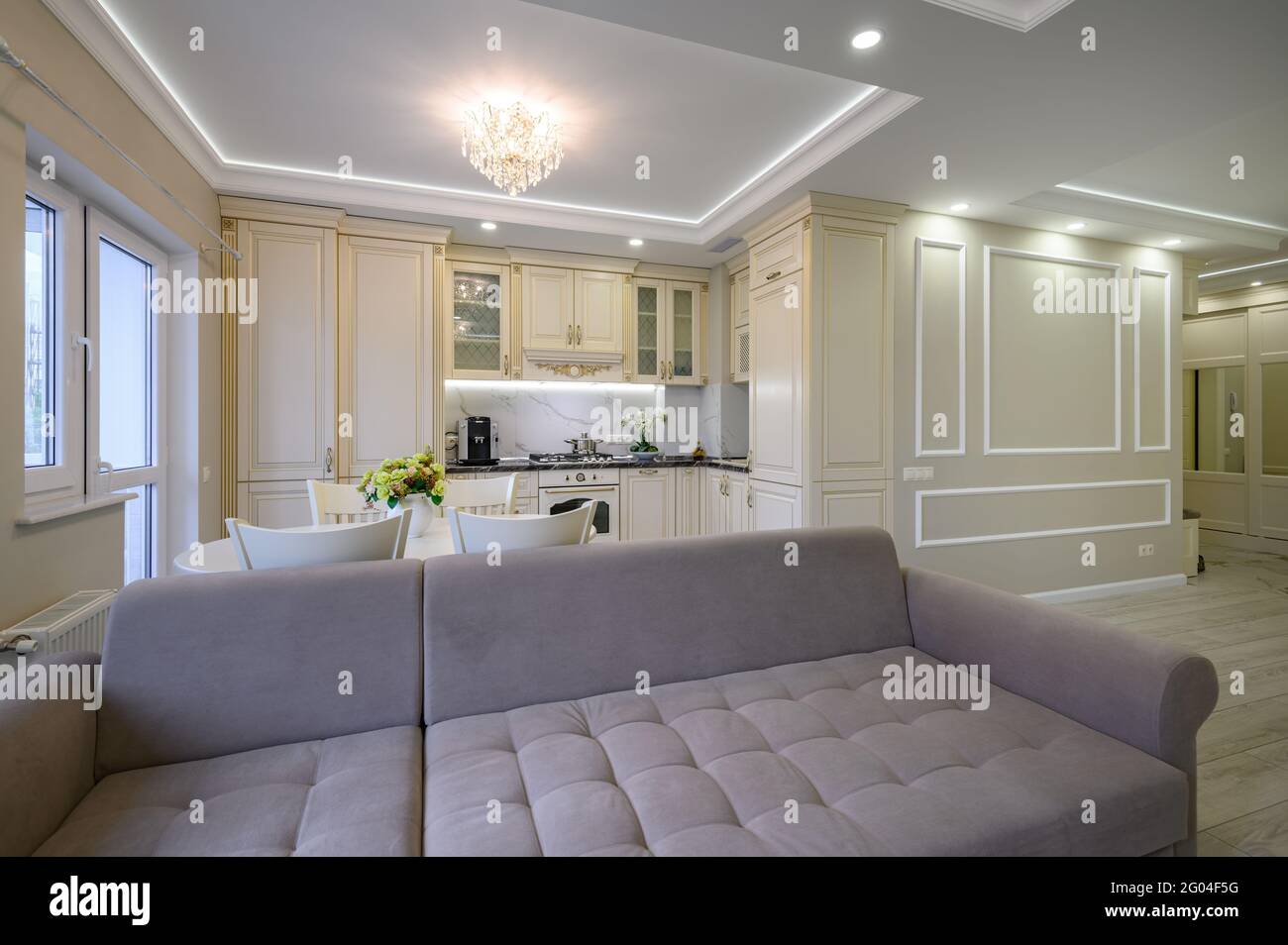 Moderne große luxuriöse Küche und Esszimmer im Studio-Apartment Stockfoto