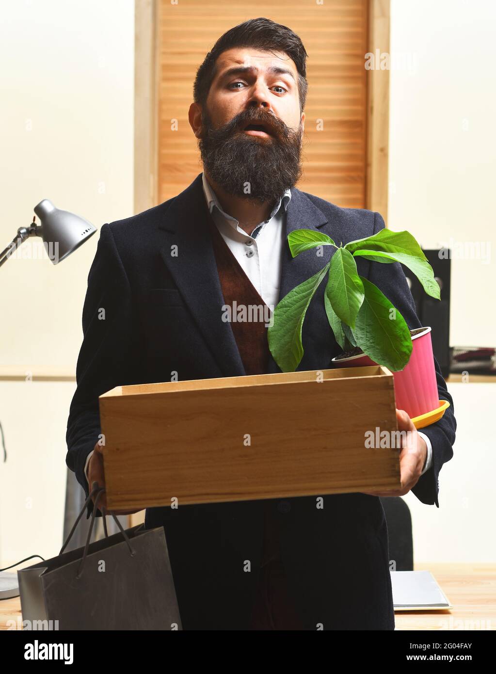 Jobverlust. Trauriger gefeuerter Geschäftsmann verlässt das Büro. Letzter Arbeitstag. Verärgerte Büroangestellte werden entlassen. Stockfoto