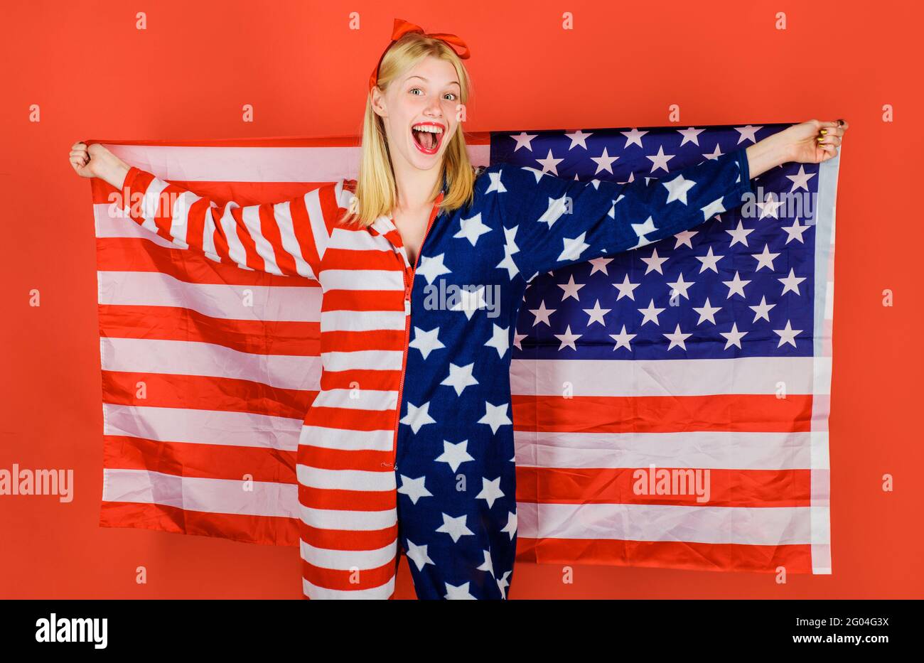 Feier zum Unabhängigkeitstag. Lächelndes Mädchen mit amerikanischer Flagge in der Hand. National Colors USA. Stockfoto