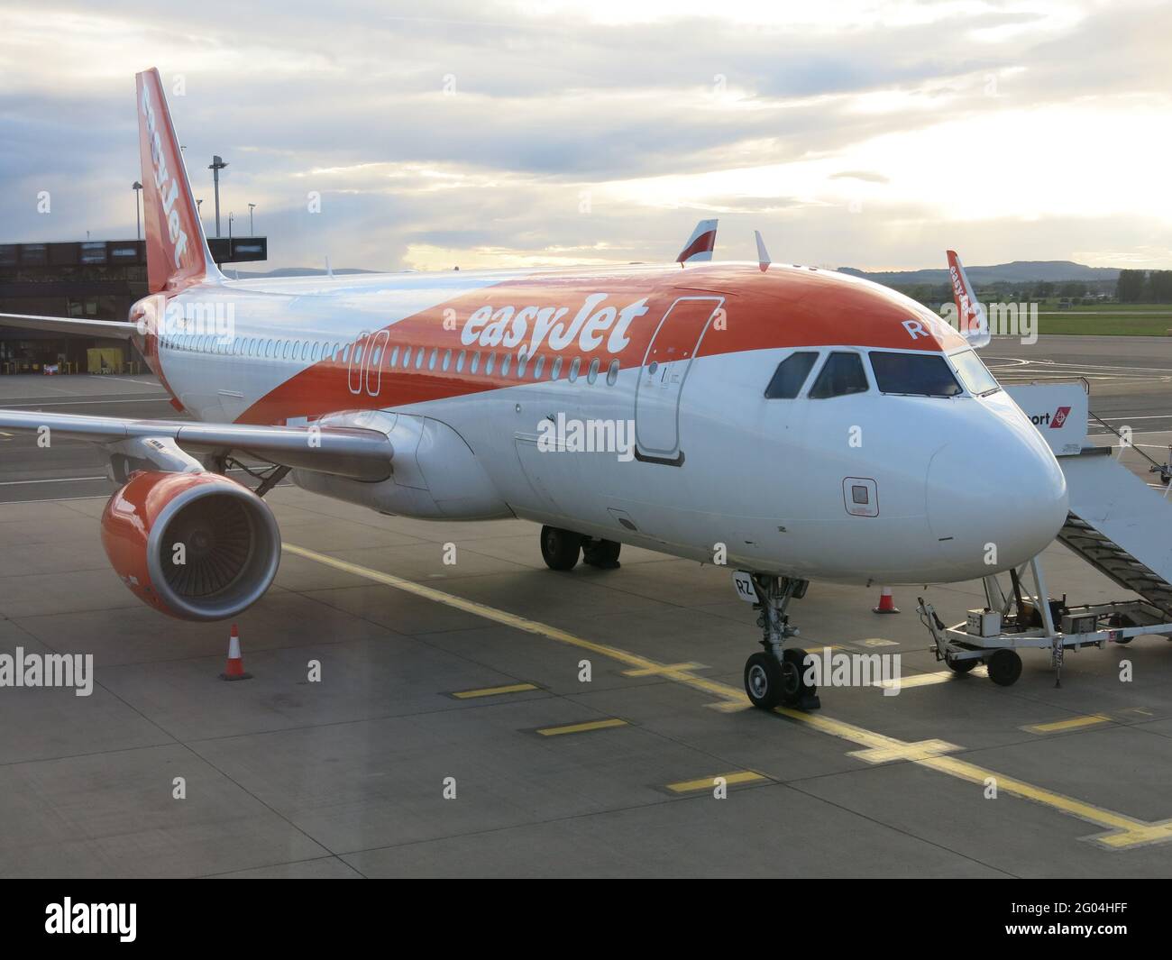Ein easyJet-Flugzeug mit den richtigen Schritten, damit die Passagiere ihren Flug antreten können; Flughafen Glasgow, Mai 2021. Stockfoto