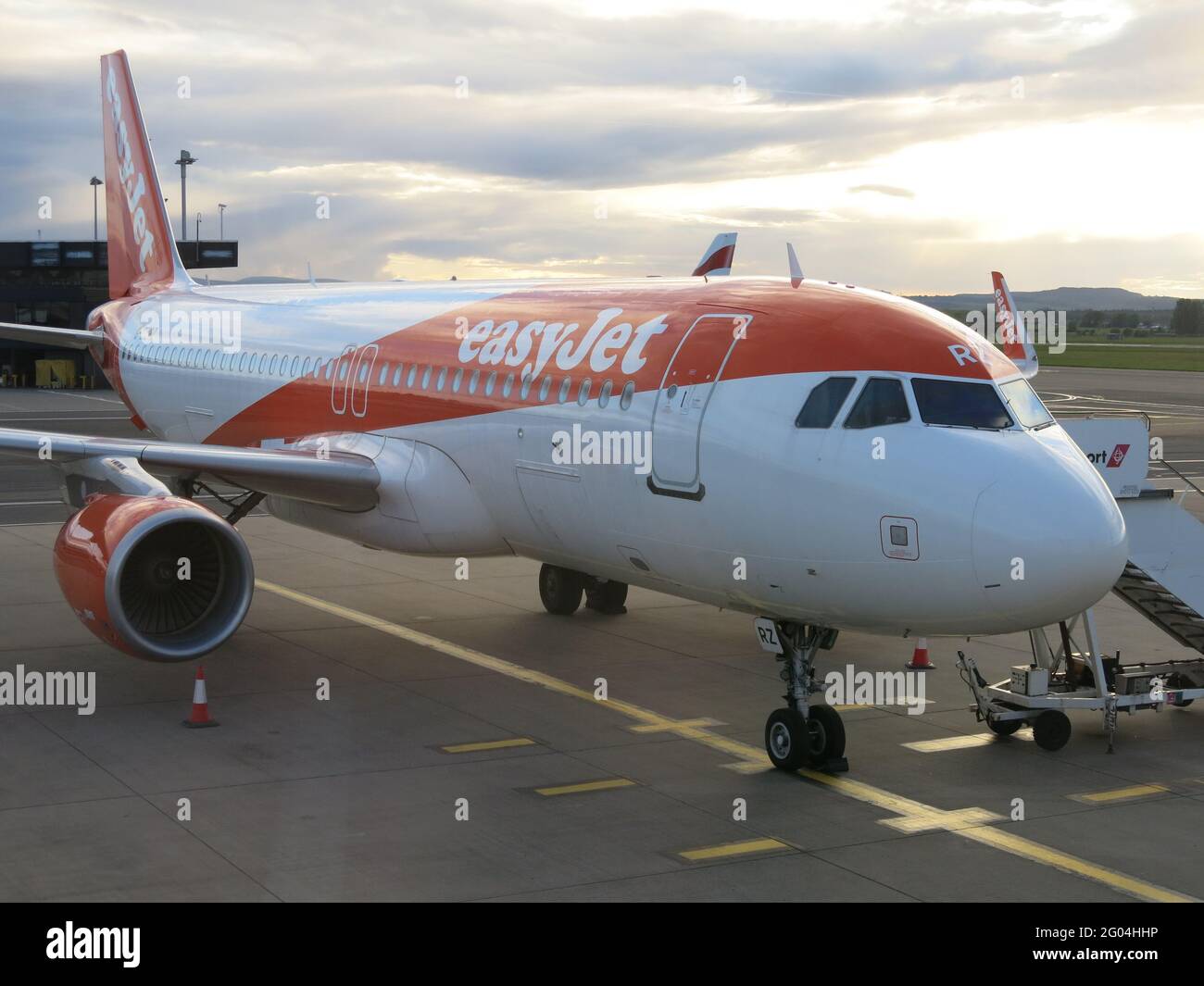 Ein easyJet-Flugzeug mit den richtigen Schritten, damit die Passagiere ihren Flug antreten können; Flughafen Glasgow, Mai 2021. Stockfoto