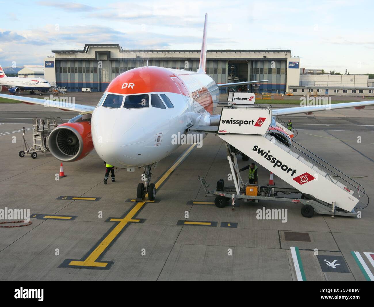 Ein easyJet-Flugzeug am Terminal am Flughafen Glasgow, das für einen Inlandsflug bereit ist. Stockfoto