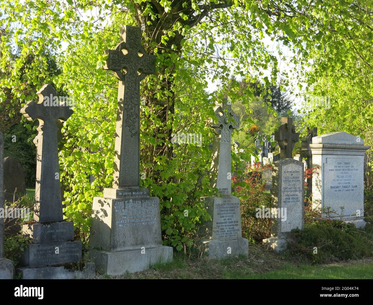 Keltische Steinkreuze gehören zu den traditionellen Grabsteinen auf einem schottischen Friedhof: New Kilpatrick, Bearsden, Glasgow. Stockfoto